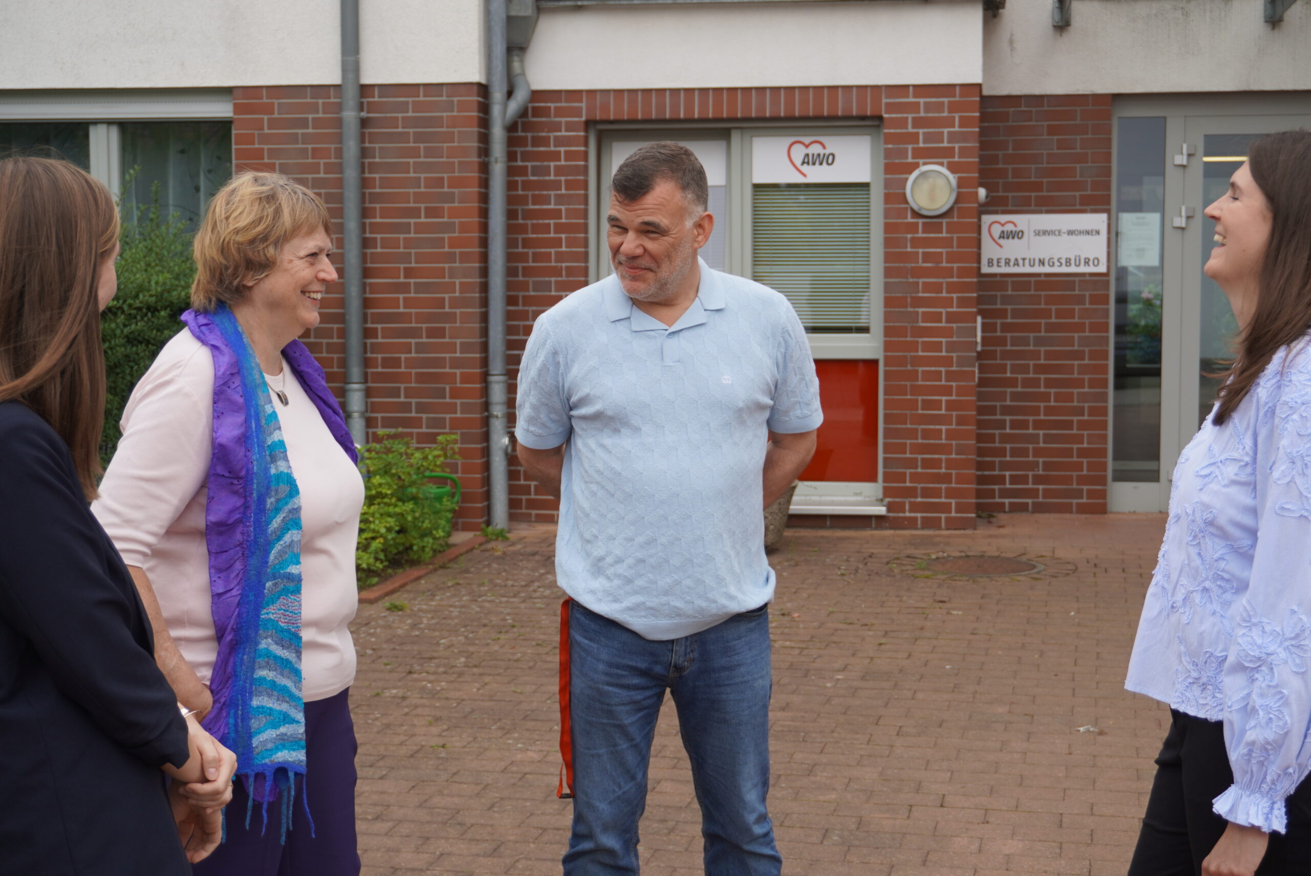 Petra Lotzkat spricht mit Mitarbeitenden der AWO Servicewohnanlage Boberger Anger über das Konzept des Servicewohnens.