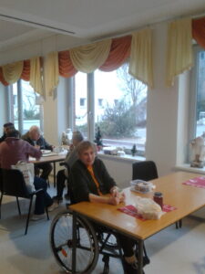 Eine Bewohnerin sitzt am Mittagessen