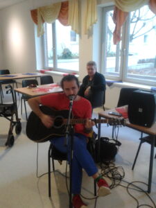 Musiker Alexei spielt Gitarre