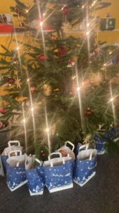 Weihnachtstüten mit schönen Geschenken